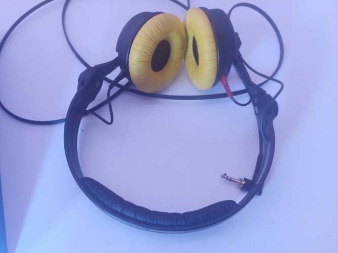 Closed Sennheiser HD 25 Limited Version (Yellow Pads) Headphone