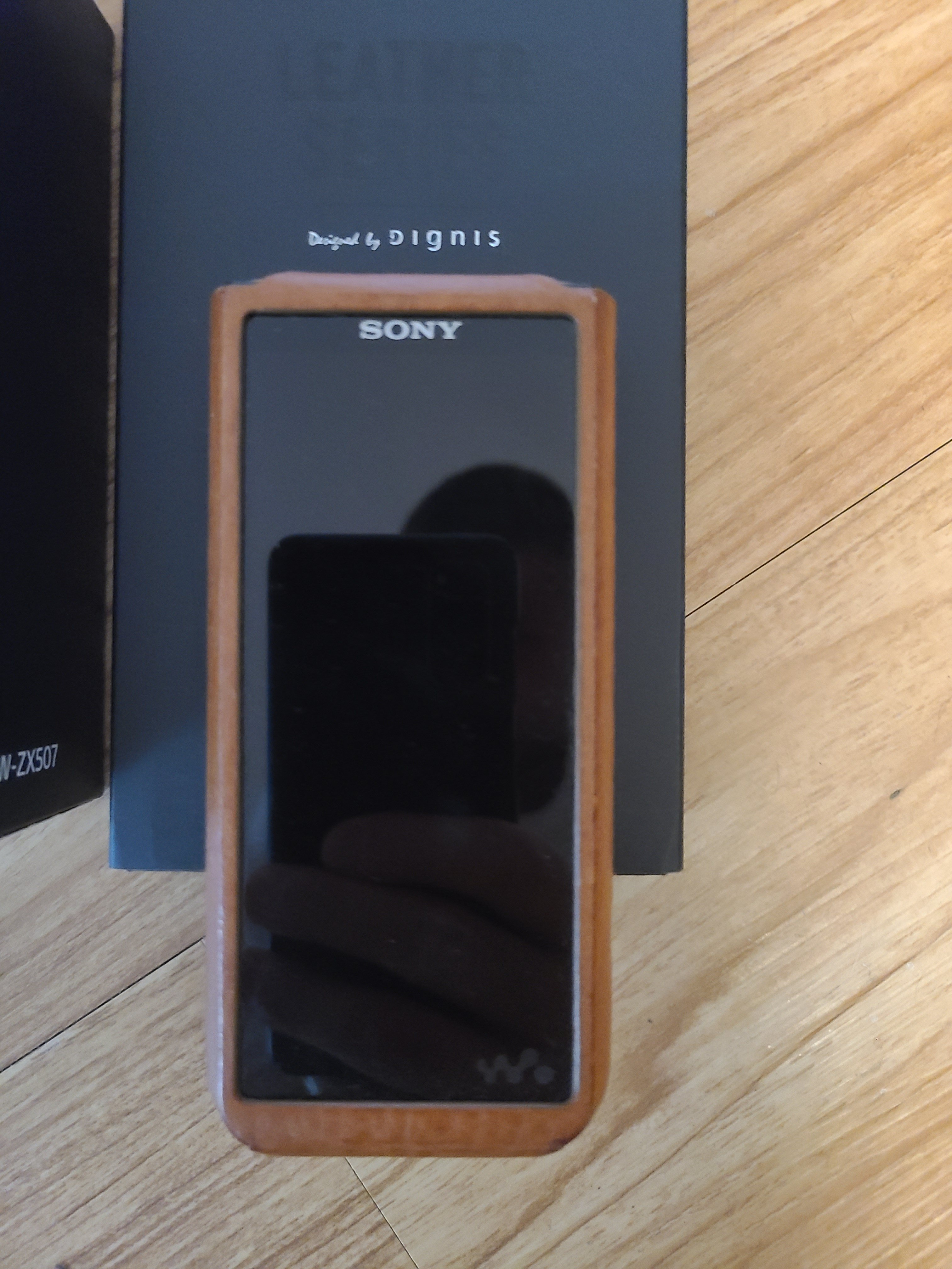 Closed: Sony ZX-507 with Dignis Leather Case NO VOLUME CAP