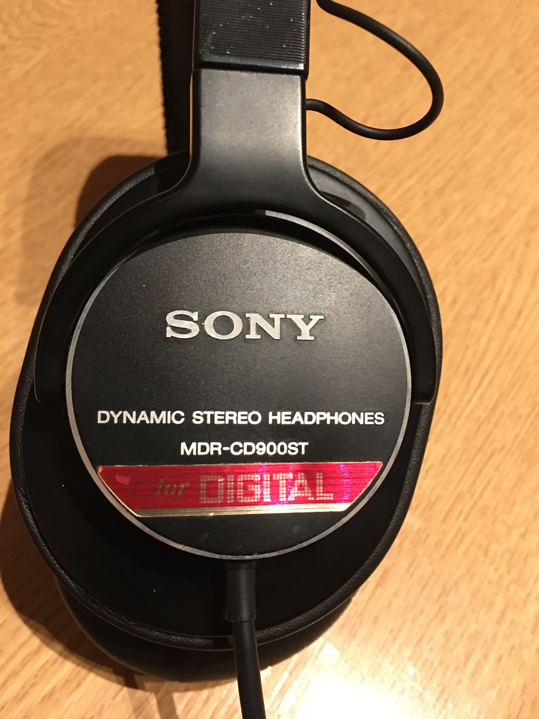 Closed Sony MDRCD900ST Studio Monitor Stereo Headphones (Japan