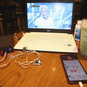 20220611 In Starbucks cafe, listening time shot
