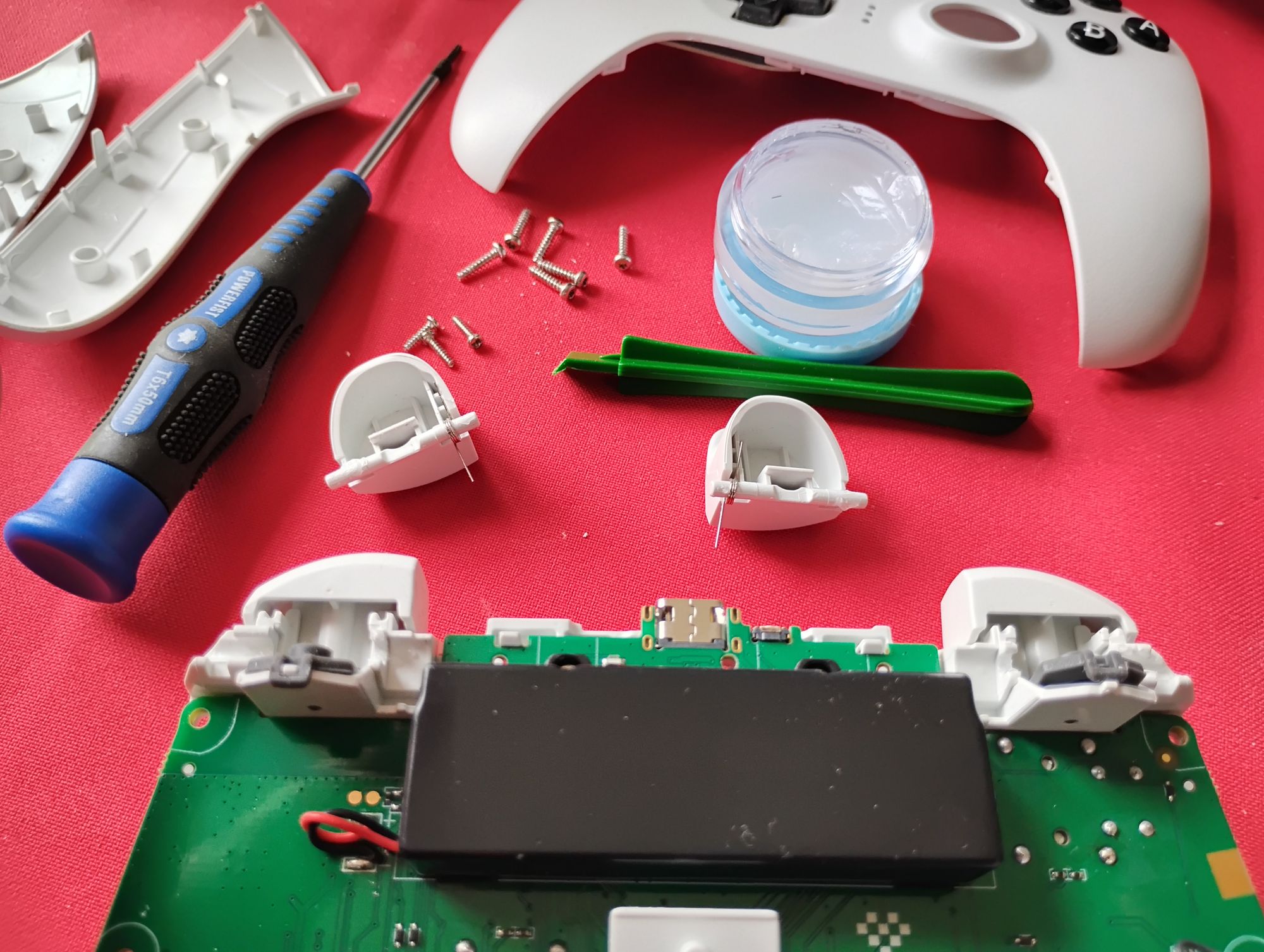 8BitDo Ultimate trigger squeak fix (Resize).jpg 8BitDo Ultimate trigger squeak fix (Resize).jpg