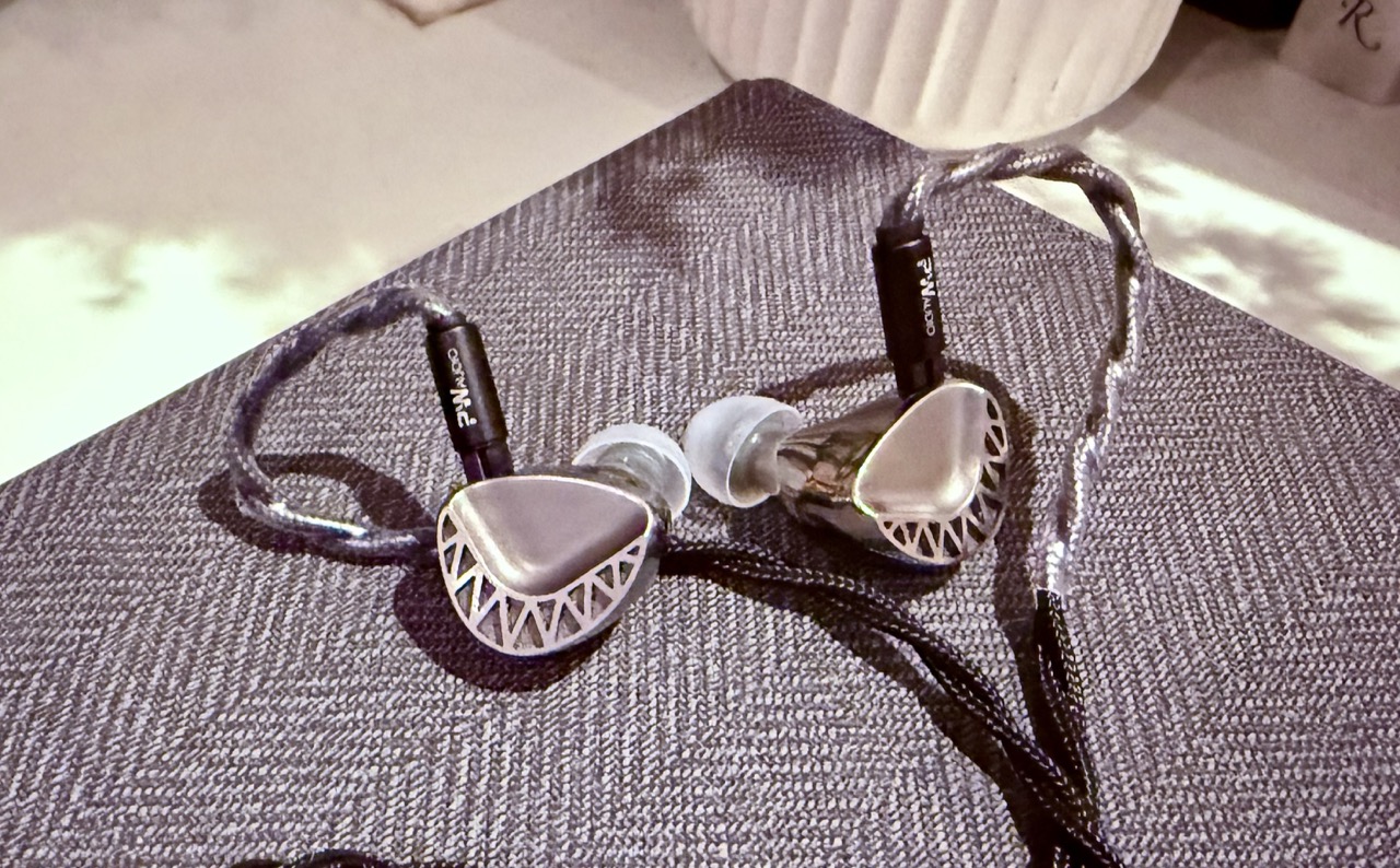 Unique Melody Maven II Crescent | Headphone Reviews and