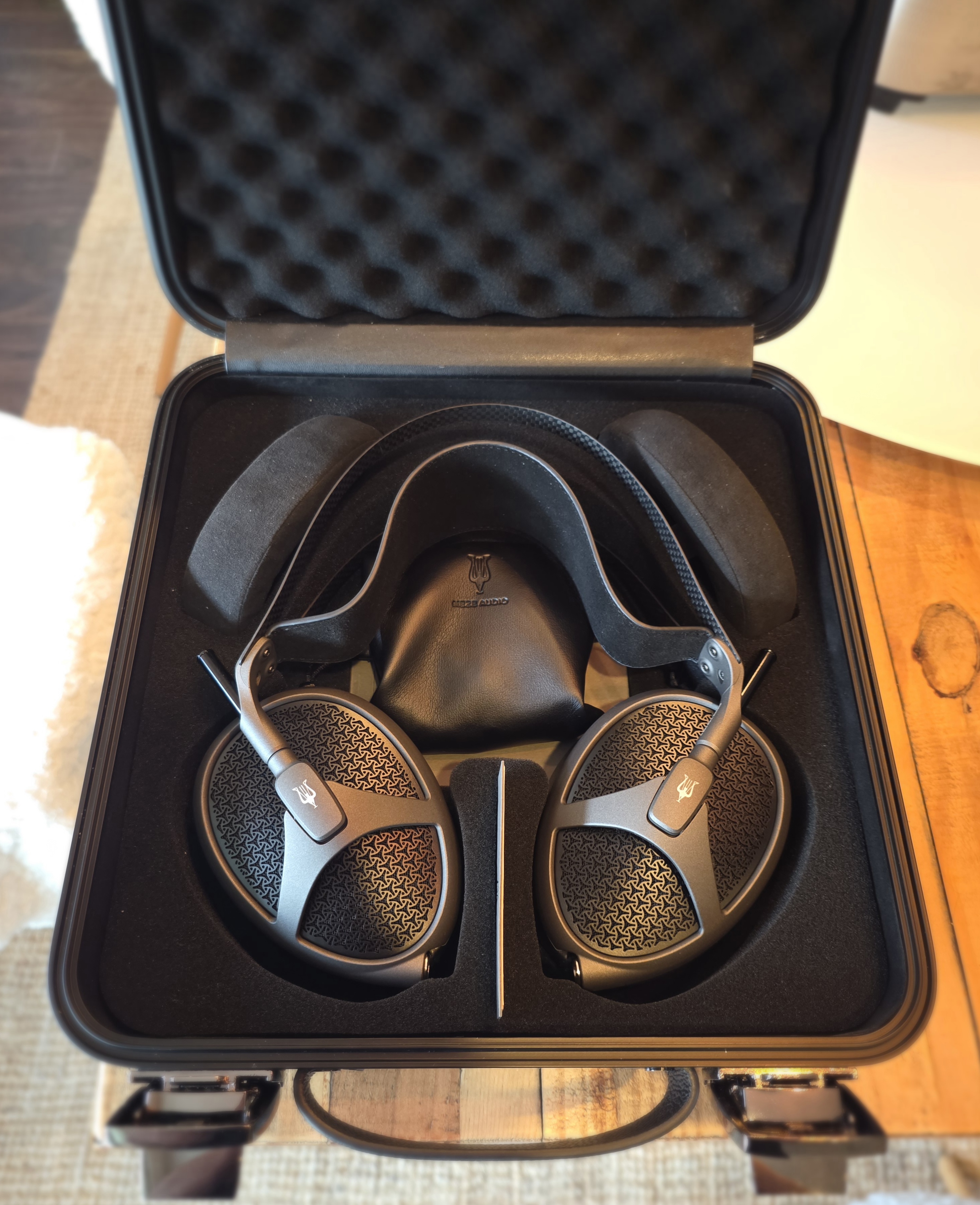 MEZE AUDIO ELITE - The New Isodynamic Hybrid Array Headphone