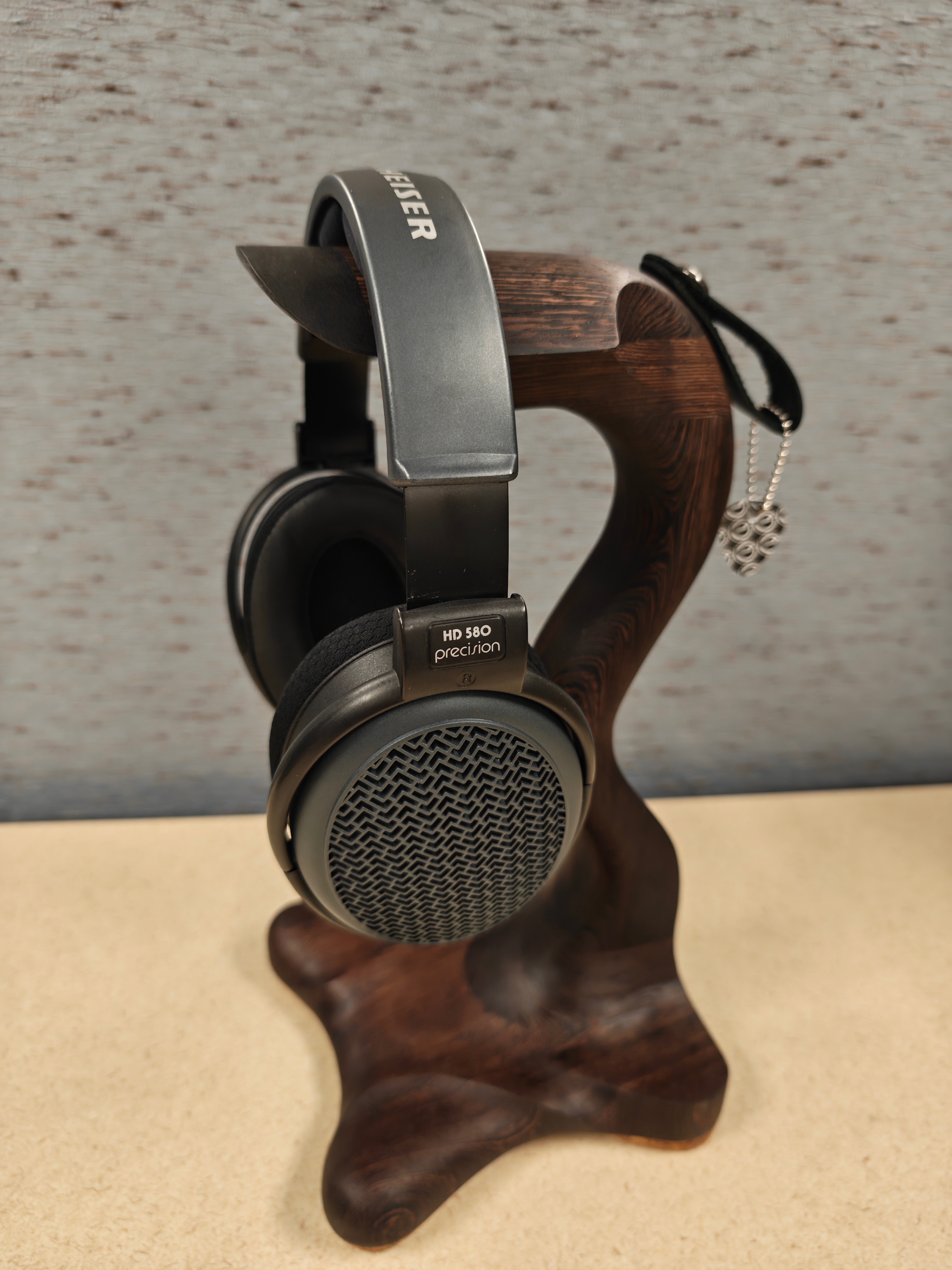 Sold: [SOLD] Sennheiser HD 580 Precision (raised plate, silver