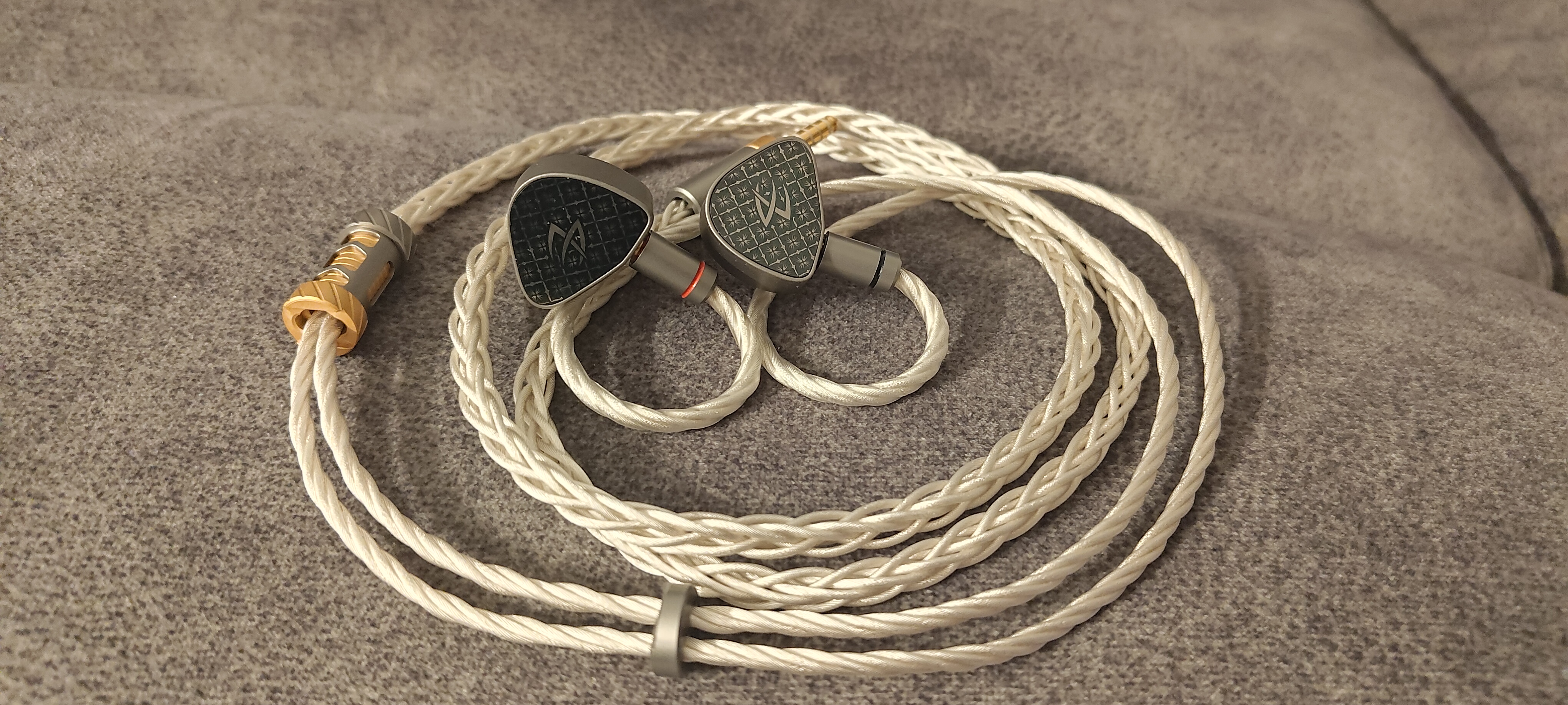 mysticraft myth　Evenir製 アップグレードケーブル付き Mysticraft Myth 美品 IEM ハイブリッド（DD BA プラナー）と