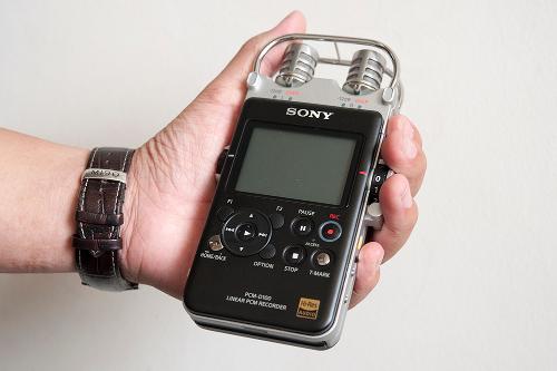 Sony_PCM_D100_in_hand-front.jpg