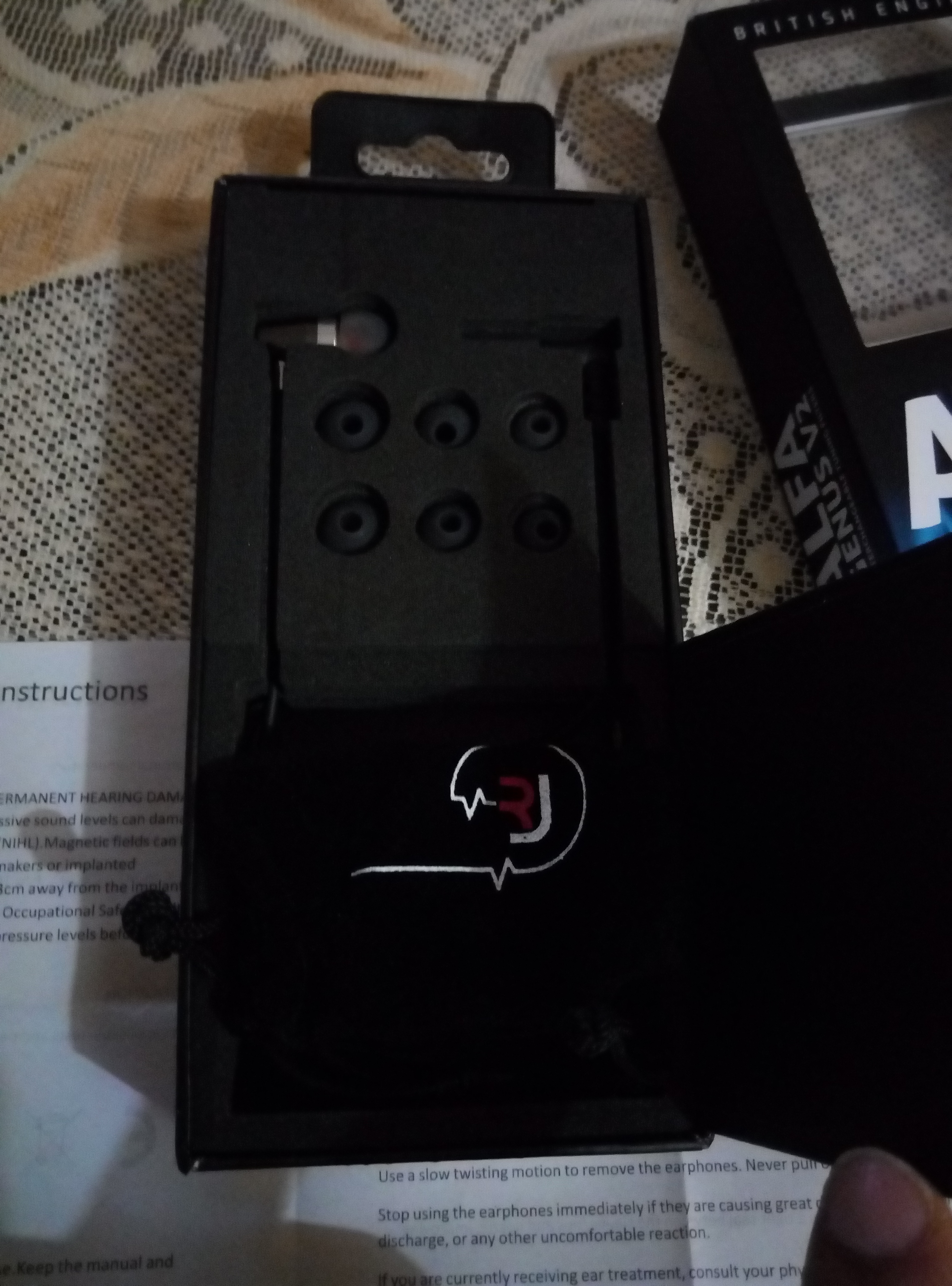 Alfa Genus V2 In-Ear-Kopfhörer Mit Mikrofon – Metallisch Grau, 3 Austauschbare Filter, Verhedderungsfreies Kabel, UK-Design